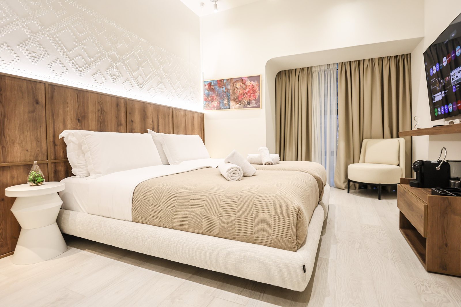 Deluxe king room